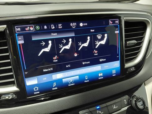 Certified 2024 Chrysler Pacifica Touring-L image 38