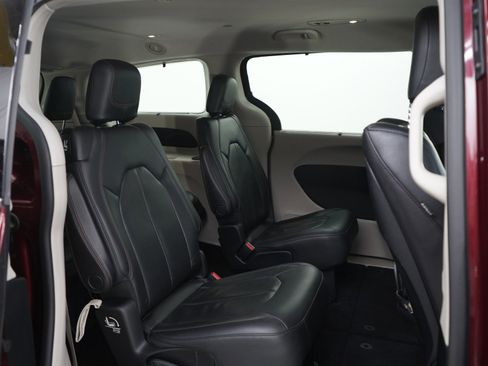 Used 2018 Chrysler Pacifica Touring-L Plus image 12