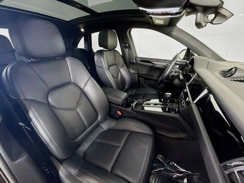 Certified 2023 Porsche Macan Turbo AWD/4WD image 28