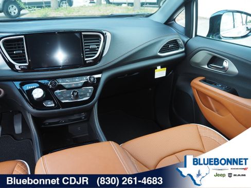 New 2026 Chrysler Pacifica Pinnacle FWD image 22