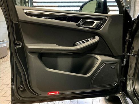 Certified 2025 Porsche Macan AWD/4WD image 28