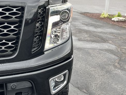 Used 2019 Nissan Titan PRO-4X w/ Pro-4x Convenience Package AWD/4WD image 12