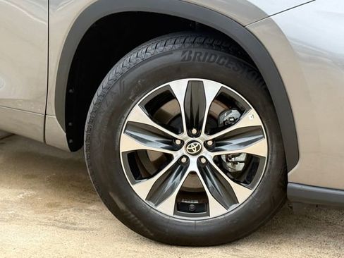 Used 2025 Toyota Highlander XLE FWD image 2