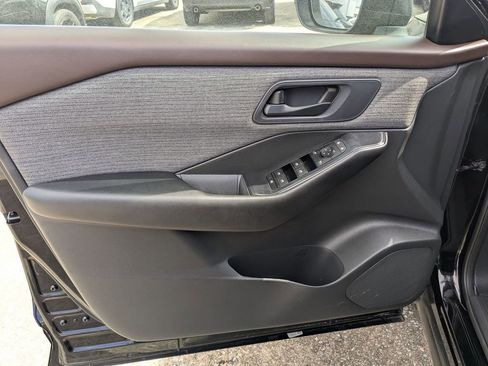 Used 2023 Nissan Rogue S image 11