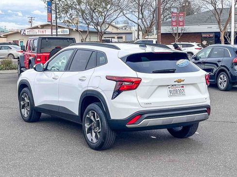 Certified 2025 Chevrolet Trax LT w/ LT Convenience Package image 2