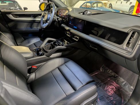 Used 2025 Porsche Cayenne S image 29