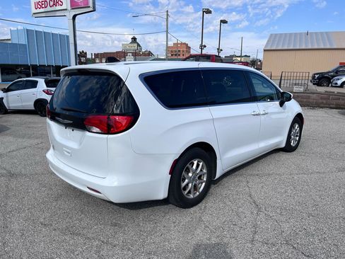 Used 2023 Chrysler Voyager LX FWD image 3