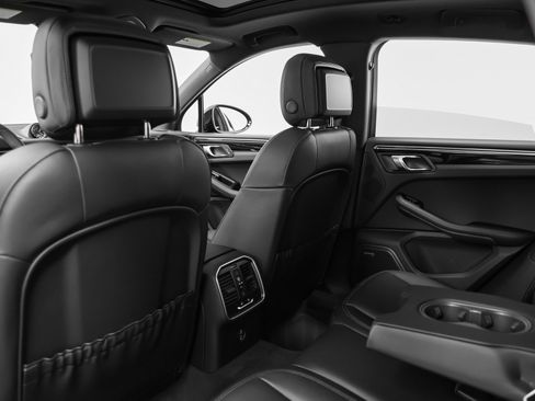 Certified 2025 Porsche Macan image 38