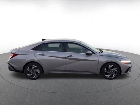 Used 2025 Hyundai Elantra SEL image 16