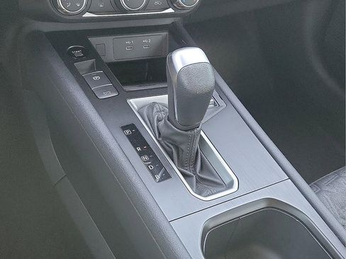 Used 2025 Nissan Kicks SV FWD image 17