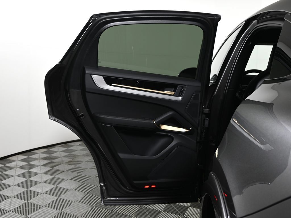Used 2026 Porsche Cayenne Coupe AWD/4WD image 34