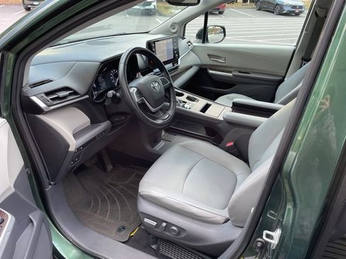 Used 2021 Toyota Sienna XLE image 15