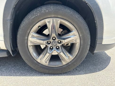 Used 2017 Toyota Highlander Limited Platinum FWD image 4