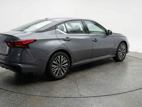 Used 2025 Nissan Altima 2.5 SV image 9