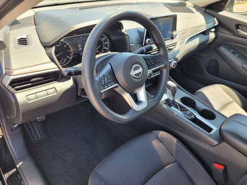 Used 2025 Nissan Altima 2.5 SV FWD image 13