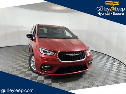 Used 2025 Chrysler Pacifica Select