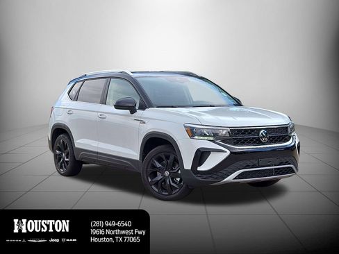 Used 2023 Volkswagen Taos SE w/ Panoramic Sunroof Package FWD image 3