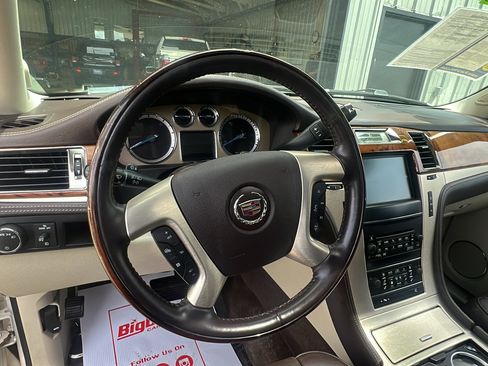 Used 2011 Cadillac Escalade Platinum AWD/4WD image 14