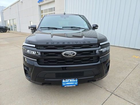 Used 2023 Ford Expedition Limited image 3