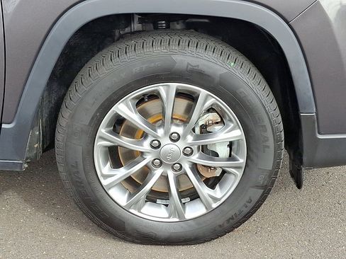 Certified 2021 Jeep Cherokee Latitude Plus w/ Sun & Sound Group image 8