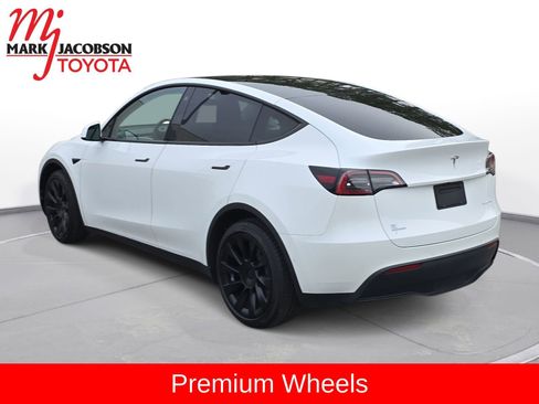 Used 2021 Tesla Model Y Long Range image 11
