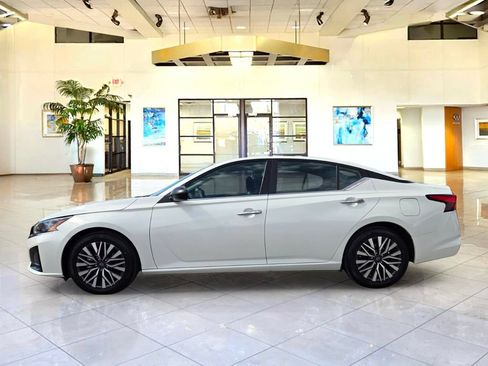 Certified 2024 Nissan Altima 2.5 SV FWD image 8