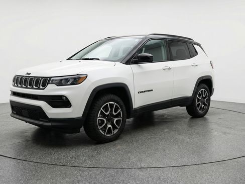 Used 2025 Jeep Compass Trailhawk AWD/4WD image 3
