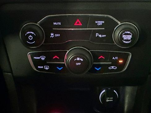 Used 2020 Dodge Charger SXT RWD image 16