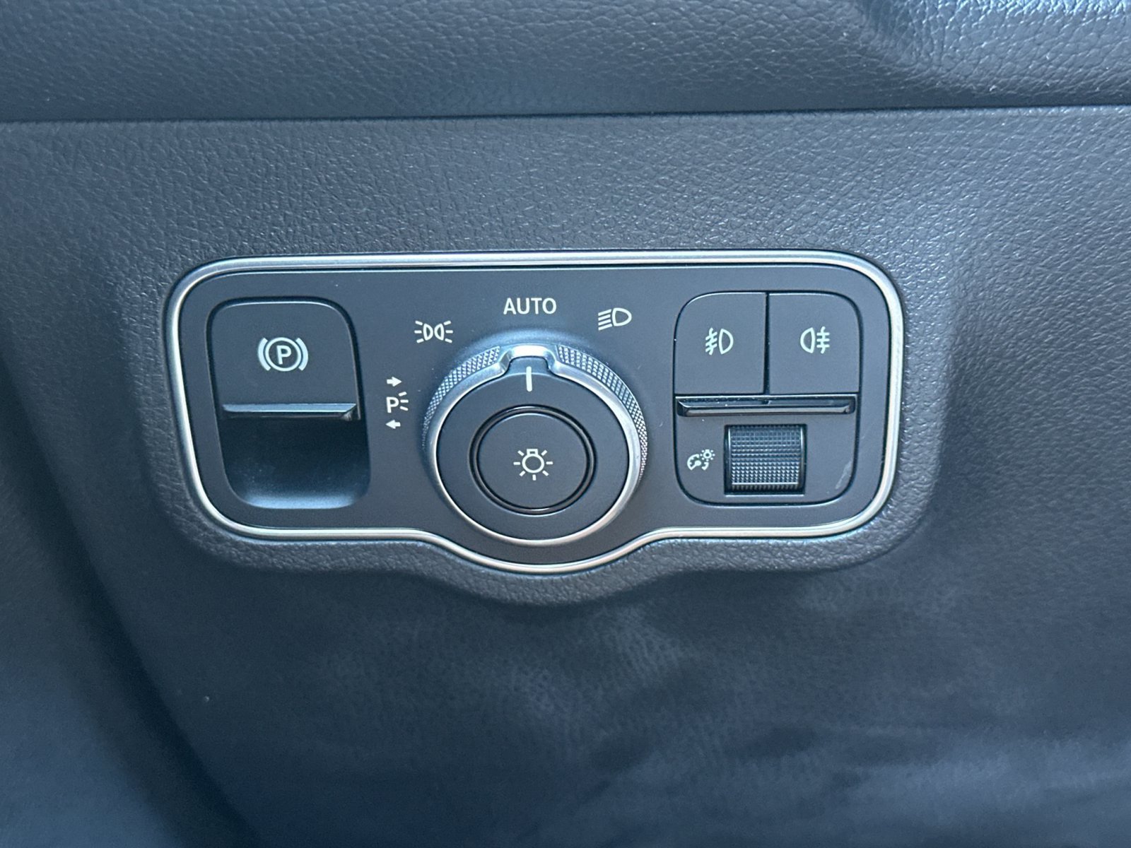 Used 2023 Mercedes-Benz GLB 250 w/ Premium Package image 26