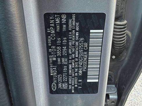 Used 2025 Hyundai Elantra Limited FWD image 30