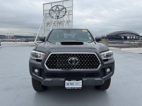 Used 2018 Toyota Tacoma TRD Sport w/ Technology Package image 8