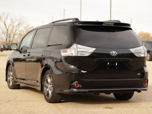 Used 2017 Toyota Sienna SE image 5