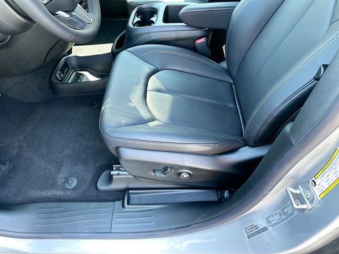 New 2026 Chrysler Pacifica Select image 19