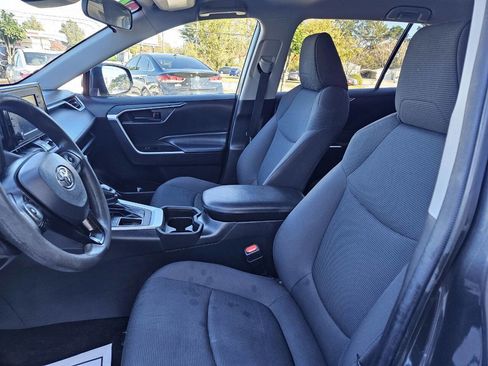 Used 2021 Toyota RAV4 LE image 9