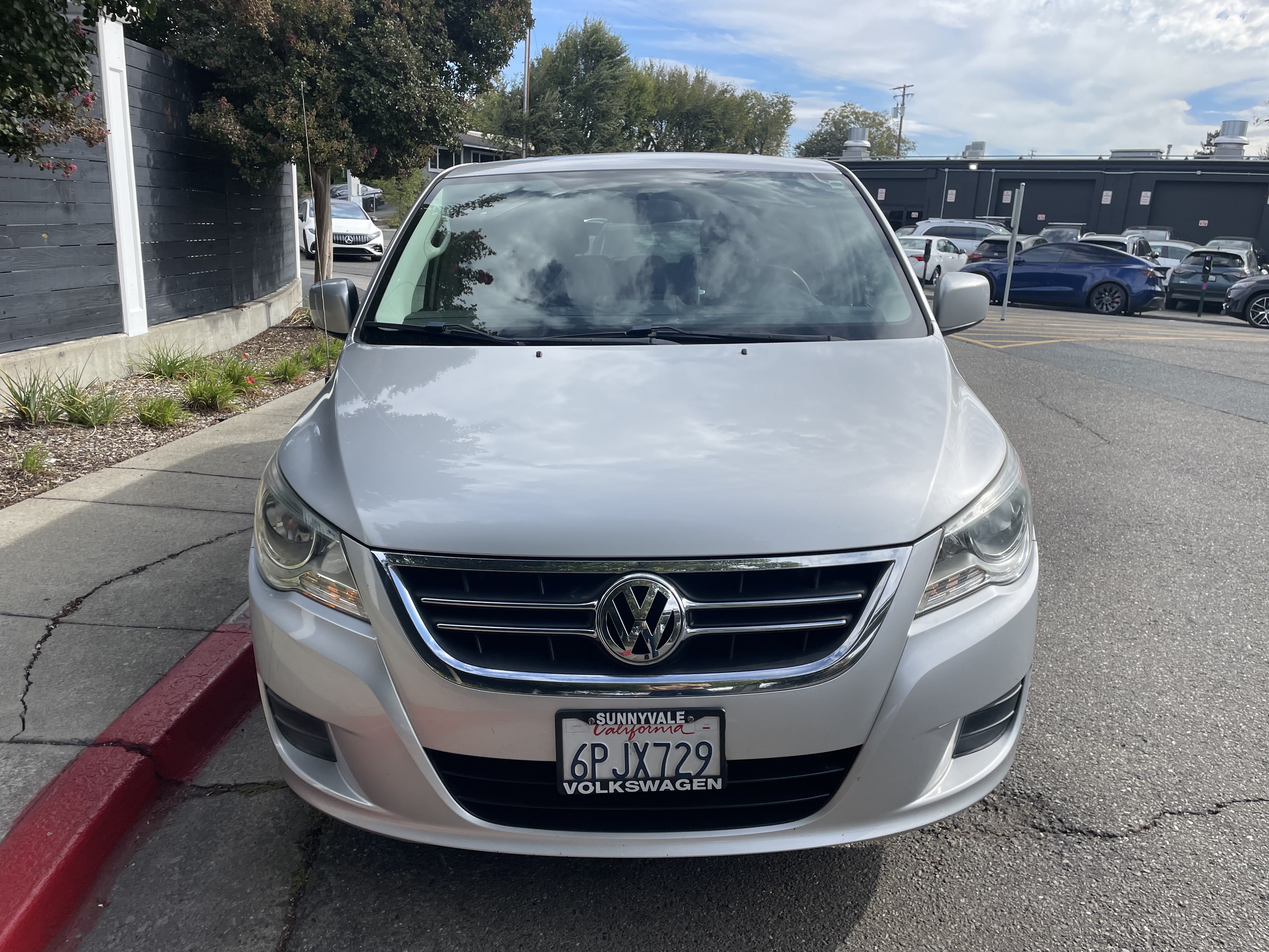 Used 2010 Volkswagen Routan SE FWD image 16