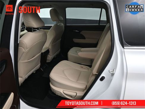 Used 2022 Toyota Highlander XLE image 10