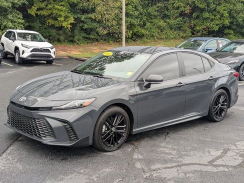 Used 2025 Toyota Camry SE image 3