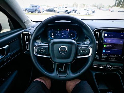 Used 2025 Volvo XC40 B5 Plus image 18