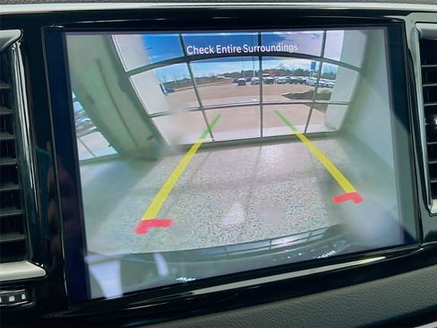 Used 2024 Chrysler Pacifica Touring-L image 6