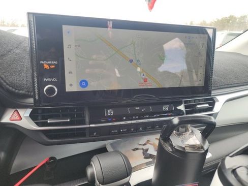 Used 2025 Toyota Sienna XLE image 8