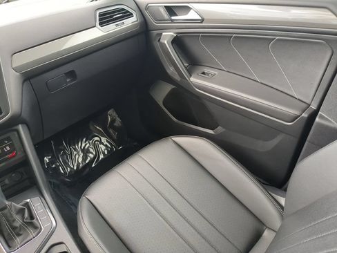 Certified 2024 Volkswagen Tiguan SE w/ Panoramic Sunroof Package FWD image 17