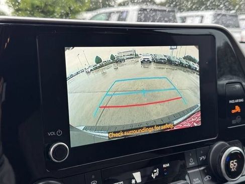Used 2024 Toyota Highlander XLE FWD image 16