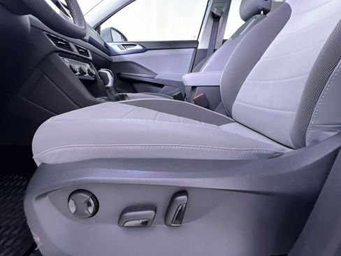 Used 2024 Volkswagen Taos SE image 12