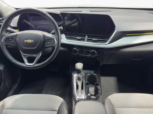 Used 2024 Chevrolet Trax LT w/ Driver Confidence Package FWD image 17