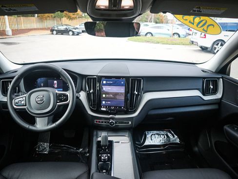 Used 2025 Volvo XC60 B5 Plus image 28