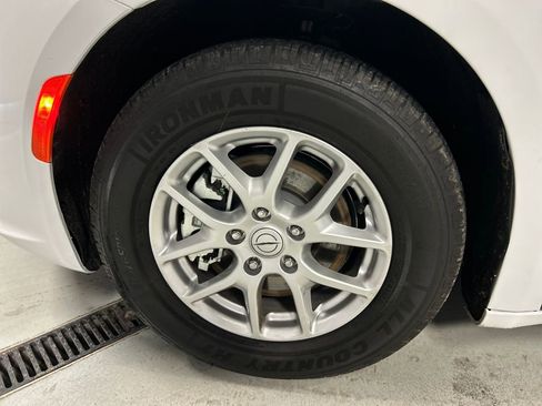 Used 2026 Chrysler Pacifica Select image 9