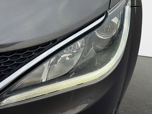 Used 2018 Chrysler Pacifica Limited image 9