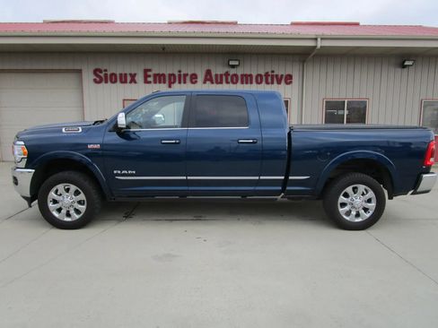 Used 2022 RAM 2500 Limited AWD/4WD image 2