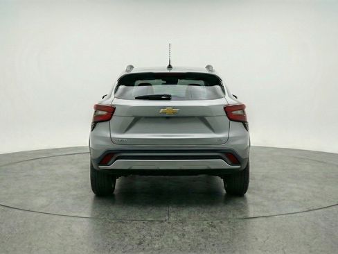 Used 2025 Chevrolet Trax LT w/ LT Convenience Package FWD image 7