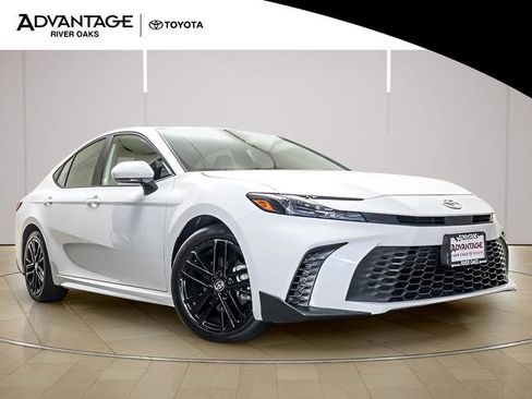 Certified 2025 Toyota Camry SE image 2